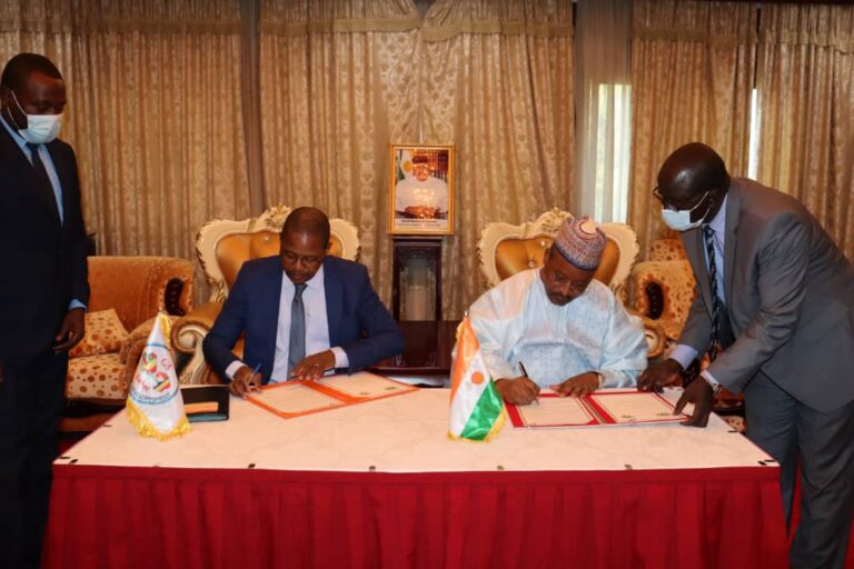 Lire la suite à propos de l’article Signature d’accord de siège entre le Gouvernement du Niger et le Comité interparlementaire du G5 Sahel.