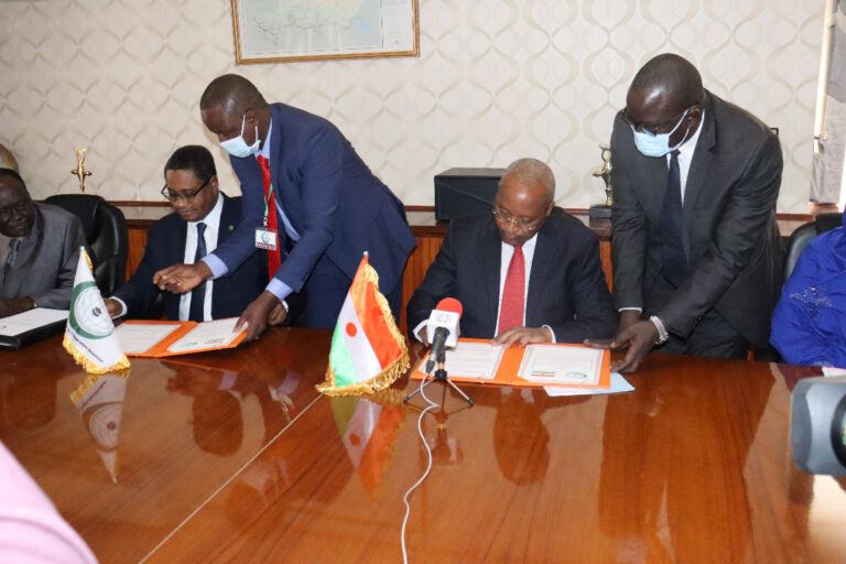 Lire la suite à propos de l’article Signature de l’accord portant création du siège de la Mission Régionale de l’OCI pour le Sahel et le Bassin du Lac Tchad.